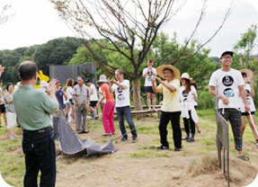 DMZ 해마루촌 봉사활동 참가한 동서대 디자인과 학생들