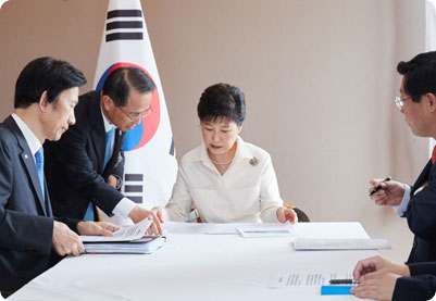 ▲ 박근혜 대통령이 9일 오전 (현지시각) 라오스 비엔티안 숙소에서
    북한 5차 핵실험 관련 현지 긴급대책회의를 주재하고 있다.