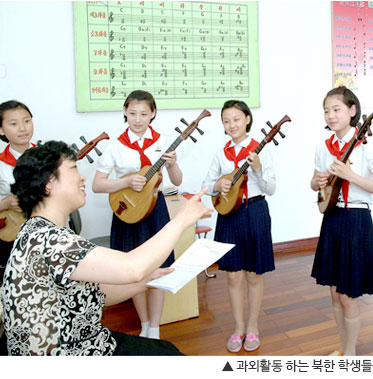 ▲ 과외활동 하는 북한 학생들