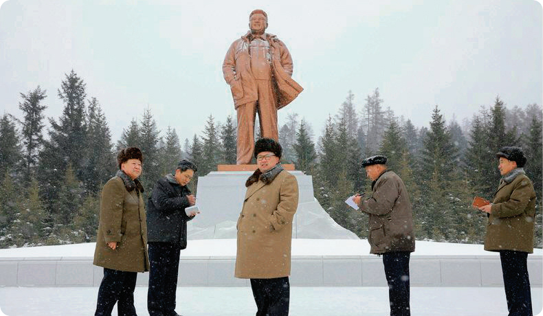 지난해 11월 27일 김정은이 북한 양강도 삼지연군에 있는 김정일 동상 앞에 섰다. 3년 전 김정은은 이곳에서 측근 8명과 회합을 가진 뒤 평양에 돌아가자마자 장성택을 처형했다. 이번엔 무슨 결단을 내렸을까.