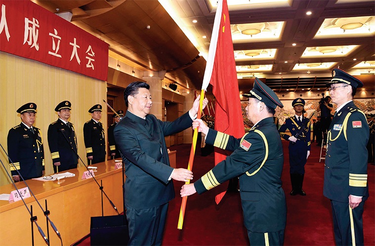 시진핑은 올해 말 제19차 당대회가 끝날 때까지 미국에 약한 모습을 보이며 물러설 수 없는 입장이다. 2016년 2월 중국 군 조직을 개편하며 군기를 수여하는 시진핑 중국 국가주석.