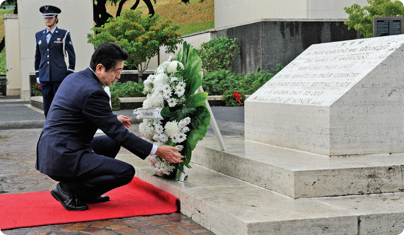 2016년 12월 27일(현지시간) 진주만을 방문해 헌화하는 아베 일본 총리. 