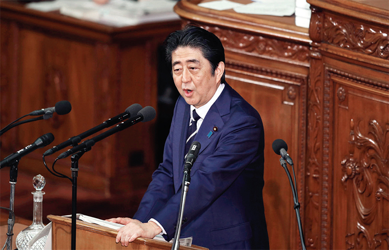일본은 미국의 방위비 분담금 증액 주장을 계기로 독자전력을 향상시키는 등 우경화를 강화할 가능성이 크다. 의회에 평화헌법 개정 논의를 공식 제안하는 아베 총리.