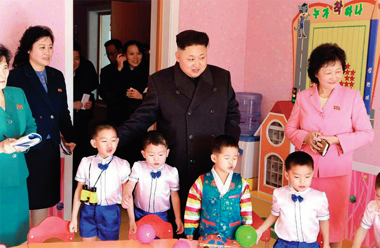 평양 시내 유치원을 방문한 김정은.