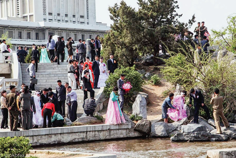 북한의 경제 제재는 북한의 핵심인 평양 시민들이 타격을 받는 수준까지 이뤄져야 효과가 있다. 사진은 평양 시민의 결혼식 모습.