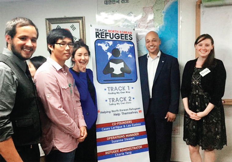  북한이탈주민영어교육센터(TNKR)에 참여한 승설향 씨와 외국인 강사들.