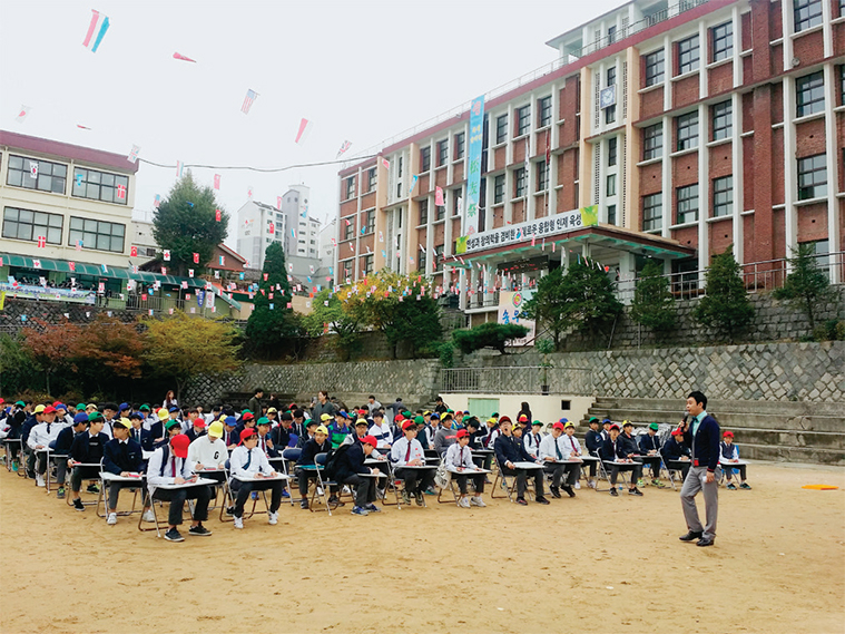 인천 송도중학교에서 역사와 통일을 주제로 한 골든벨 퀴즈대회가 열렸다.