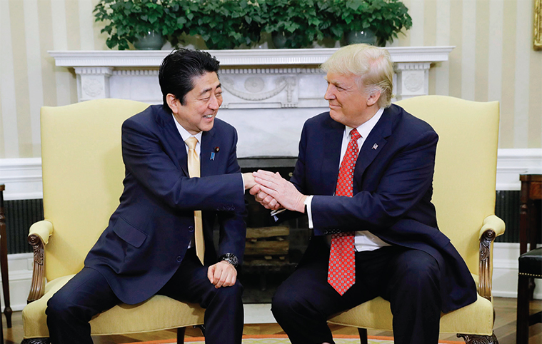 2월 10일(현지 시간) 트럼프 미 대통령과 아베 일본 총리가 정상회담을 하며 친밀감을 표시하고 있다.