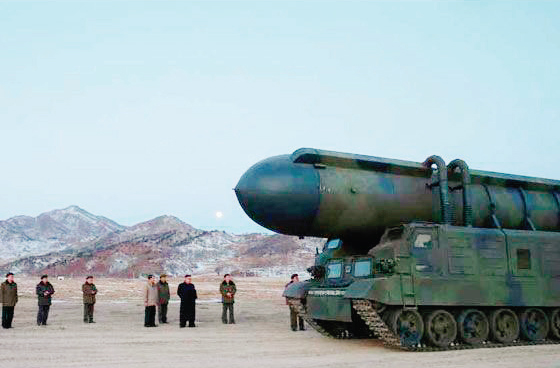 북한이 2월 13일 공개한 이동식 발사차량에 탑재된 무한궤도형 북극성 2형 탄도미사일.