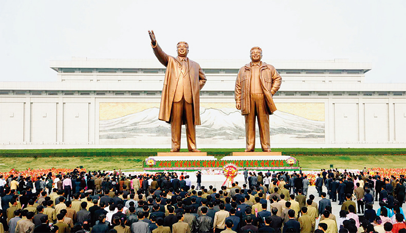 태양절을 맞아 북한 주민들이 만수대 언덕에 있는 김일성·김정일 동상을 찾고 있다.