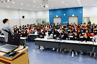 통일 리더십 연수는 탈북자와의 토크쇼, 통일 시 각자가 할 수 있는 일 상상하기, 통일 비전 세우기 등으로 진행된다. 체험을 중시한다.