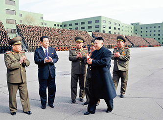 북한 김정은 국방위원회 제1위원장이 2013년 3월 28일 평양 4 · 25문화회관에서 열린 전군 선전일꾼회의를 지도한 뒤 박수를 치며 격려하고 있다. 북한은 군중 속에 있는 김정은을 주로 찍어 집단정체성을 강조한다.