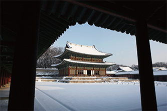 창덕궁 인정전의 설경.
창덕궁은 조선의 고궁 가운데 유일하게 유네스코 세계문화유산으로 등재됐다.