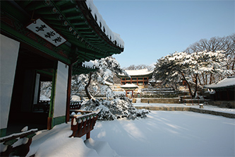 부용정과 주합루. 부용정과 마주 보는 주합루는 정조 때 규장각 건물로 사용됐다.