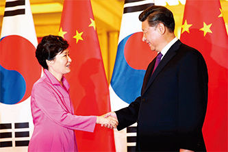 2015년 9월 2일 베이징 인민대회당에서 인사를 나누는 박근혜 대통령과 시진핑 중국 국가 주석.