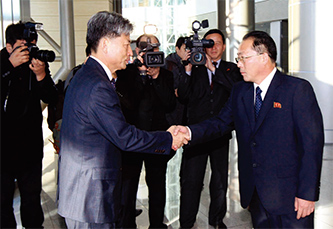 2015년 12월 11일 개성공단 종합지원센터에서 개최된 제1차 남북 당국회담. 우리 측 수석대표인 황부기 통일부 차관(왼쪽)과 북측 대표 전종수 조국평화통일위원회 서기국 부국장이 악수를 나누고 있다.