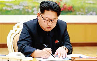 4차 핵실험 직후인 1월 7일 북한 노동신문이 “김정은이 지난해 12월 15일 수소탄 시험 진행에 대한 명령을 하달하고, 올해 1월 3일엔 최종 명령서에 수표했다”며 함께 게재한 김정은 사진.