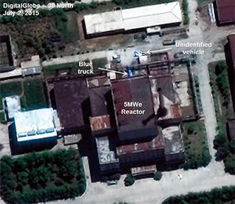 하얀 연기가 피어오르고 있는 영변의 5MW 원자로 옆의 터빈과 발전기가 있는 건물(2013년 8월). 우리 군 당국은 북한이 그때부터 5MW 원자로를 가동해 삼중수소를 생산했을 것으로 추정하고 있다.