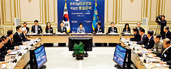 1월 22일 박근혜 대통령이 청와대에서 열린 외교안보 분야 업무보고에서 모두발언을 하고 있다. 박 대통령은 이날 북한 문제에 대한 정책 실효성을 높이는 방안으로 북한을 제외한 5자 회담을 제시했다.