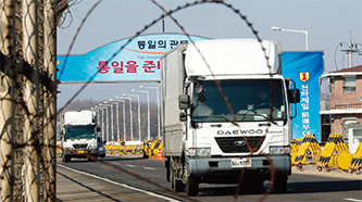 1월12일 개성공단에서 출발한 차량들이 통일대교를 건너 우리 측으로 돌아오고 있다. 통일부는 북한의 4차 핵실험에 따른 남북 군사 대치로 개성공단 체류 인원을 최소 수준으로 줄이겠다고 밝힌 바 있다.