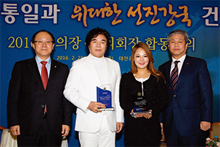 민주평통 홍보대사로 위촉된 배일호(흰옷), 강민성(여성) 씨와 함께한 유호열 수석 부의장(왼쪽)과 배정호 처장(오른쪽).