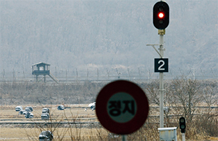 “북한의 미사일 시험 발사로 개성공단 출입이 전면 중단되었다. 임진강역에 출입을 금지하는 ‘빨간불’이 들어와 있다.