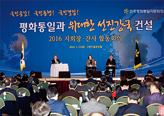 배정호 사무처장이 사회를 맡은 통일 토크콘서트. 이호령(여), 김동식(본인 요청으로 얼굴을 가림) 씨가 토론하고 있다.