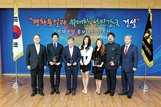 3월 14일 민주평통사무처 회의실에서 개최된 홍보대사 위촉식을 마치고 기념촬영.