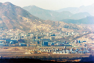 개성공단 중단 한 달 뒤쯤 우리 쪽에서 본 개성공단. 적막강산이다.