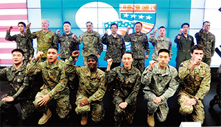 3월 16일 키리졸브 연습을 하고 있는 한미연합사를 방문해 한미 장병들과 기념 촬영한 한민구 국방부 장관(뒷줄 한가운데).
