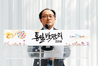 개막식 무대에서 환영사를 하고 있는 유호열 민주평통 수석부의장. 