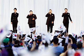  ‘불어라 통일바람아’를 열창하는 4인조 남성 중창단 ‘벨트라움’