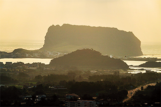 말미오름에서 바라본 성산일출봉의 새벽 풍경.
