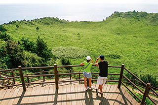 성산일출봉 정상의 드넓은 분화구.