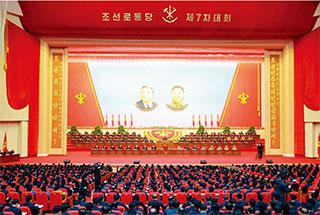 김정은을 노동당 위원장으로 추대한 5월 7일의 북한 노동당 제7차 대회. 김정은은 노동당 위원장이 됨으로써 북한이 선군시대에서 당이 국가를 이끄는 선당(先黨)의 정상적인 사회주의 국가로 변모했음을 천명했다.