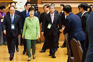 이번 해외지역회의에 참석한 해외자문위원과의 통일대화를 위해 회의장에 입장하는 박근혜 대통령.