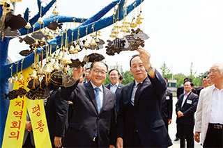6월 28일 개최된 경기지역회의에 참석한 유호열 수석부의장과 
박해진 경기부의장(오른쪽)이 통일꿈나무 풍경달기에 참여했다.
