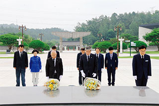 배정호 사무처장은 6월 28일 광주지역회의에 참석한데 이어 최상준 광주부의장과 간부 자문위원들과 국립5·18민주묘지에서 헌화하고 참배했다.