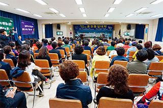 127명의 수료생을 배출한 홍천통일대학. 평화통일을 주제로 한 8개 강의가 진행되었다.