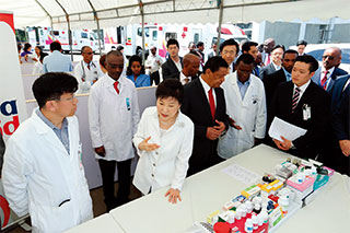 5월 28일 에티오피아 수도 아디스아바바의 아디스아바바대학교 넬슨 만델라홀 야외 부지에서 개최된 코리아에이드(KOREA AID) 사업 현장을 방문한 박근혜 대통령.