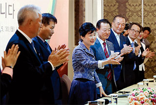 5월 30일 세 번째 순방국인 케냐에 도착한 박근혜 대통령이 나이로비의 켐핀스키호텔에서 동포 대표를 접견하고 있다.