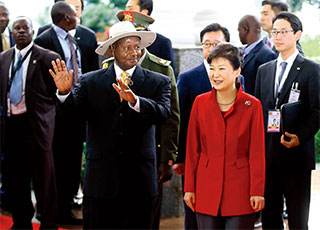 5월 29일 우간다의 수도 엔테베에서 요웨리 무세베니 대통령(왼쪽)과 정상회담장으로 향하는 박근혜 대통령. 