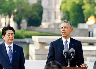 일본이 주최한 G7 회담에 참석했다가 아베 일본 총리와 함께 미국이 원폭을 투하했던 히로시마를 방문한 오바마 미국 대통령. 미국은 일본을 앞세워 중국을 견제하고자 한다.