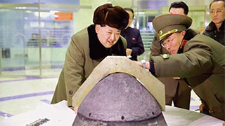 3월 15일자 노동신문은 “대륙간탄도미사일(ICBM)의 대기권 재진입 기술 개발에 
성공했다”고 주장하며 탄두 부분을 살펴보며 웃고 있는 김정은 사진을 실었다.