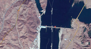 구글 어스로 확인해본 태평만댐.
이곳에 중국이 북한으로 보내주는 송유관이 걸려 있다.