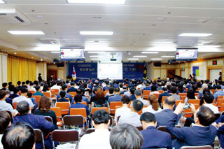 민주평통 의장인 박근혜 대통령의 영상 메시지를 시청하고 있는 대구지역회의 자문위원들.