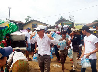 미얀마 수해 현장에서 구호 활동을 펼치고 있는 전성호 미얀마지회장(위).