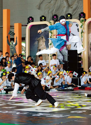 뿌골든벨 대회에서는 택견무예공연팀 ‘발광’의 공연이 펼쳐졌다.