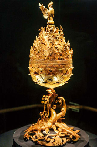 국립부여박물관에서 가장 인기 있는 백제 금동대향로(위).