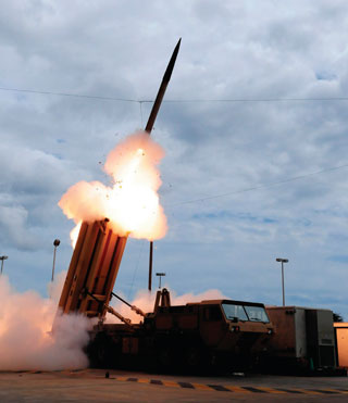 북한의 미사일 공격을 방어할 사드 미사일 발사 모습.